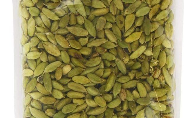 Whole-Green-Cardamom-Pods-09