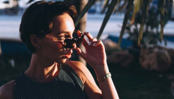 portrait-woman-palm-leaves (1) portrait-woman-palm-leaves (1)